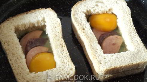 горячие бутерброды с колбасой и яйцом