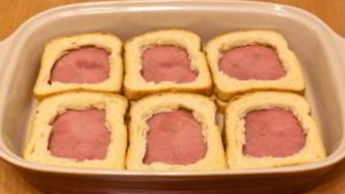 горячие бутерброды с окороком, помидорами и яйцами