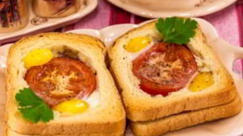 горячие бутерброды с окороком, помидорами и яйцами