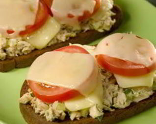 Горячие бутерброды с тунцом, сыром и помидорами