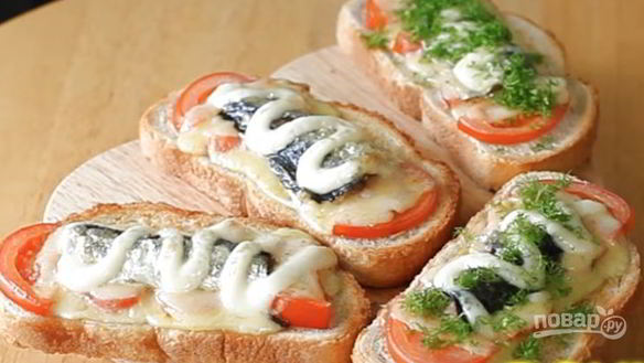 Рецепт Горячие бутерброды со шпротами, помидорами и сыром