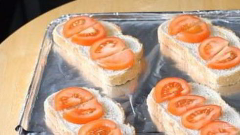 горячие бутерброды со шпротами, помидорами и сыром