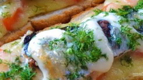 горячие бутерброды со шпротами, помидорами и сыром