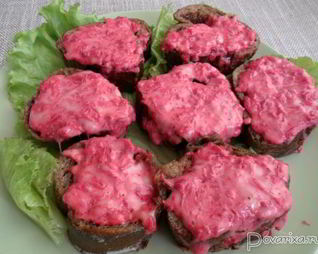 Горячие бутерброды со свеклой и сыром