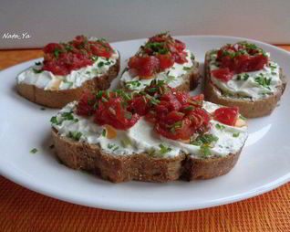 Открытые бутерброды с творогом и сушеными томатами