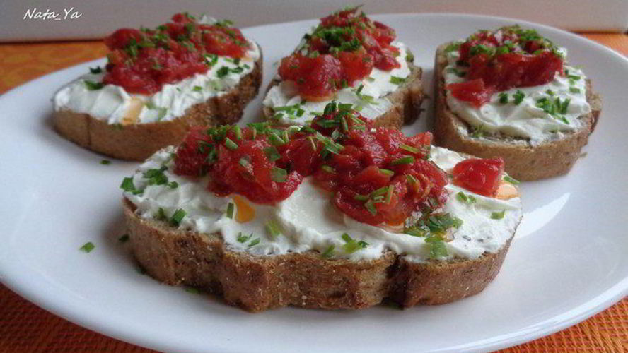 Рецепт открытые бутерброды с творогом и сушеными томатами