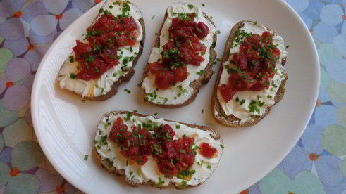 открытые бутерброды с творогом и сушеными томатами
