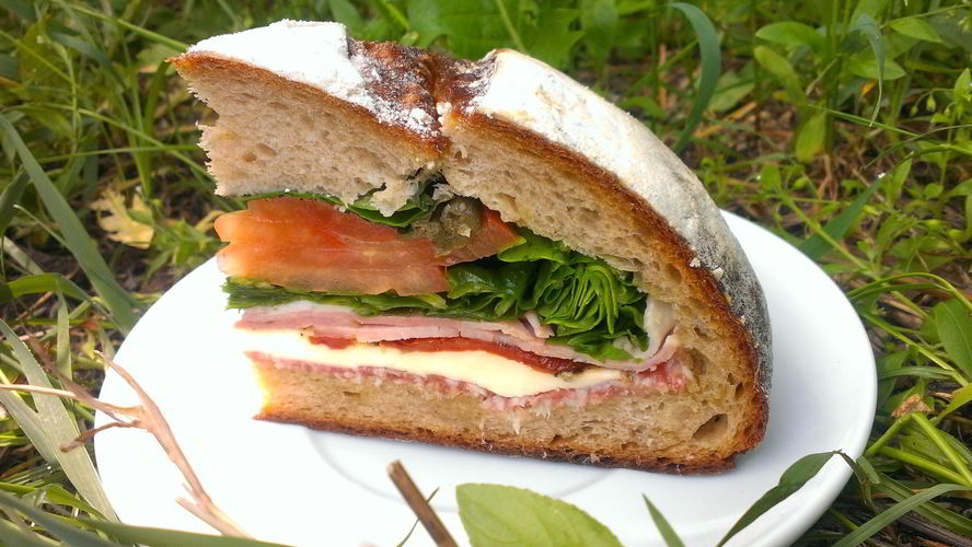 Рецепт пана-баньей — слоеного бутерброда в хлебе