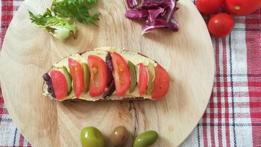 Рецепт сытный бутерброд с оливками, томатом и хумусом