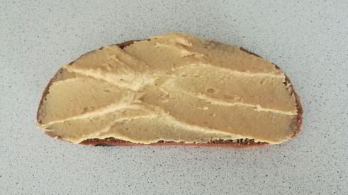 сытный бутерброд с оливками, томатом и хумусом