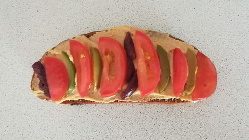 сытный бутерброд с оливками, томатом и хумусом