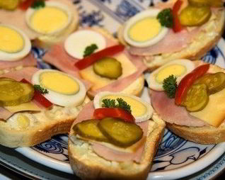 Вкусный сочный бутерброд с ветчиной