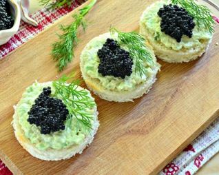 Закусочные бутерброды с черной икрой и авокадо