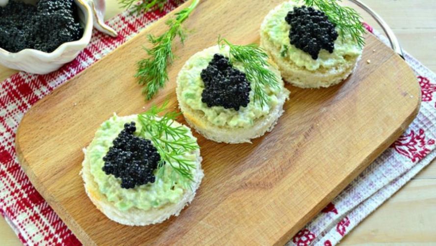Рецепт закусочные бутерброды с черной икрой и авокадо