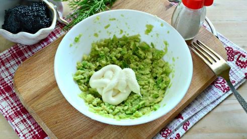 закусочные бутерброды с черной икрой и авокадо