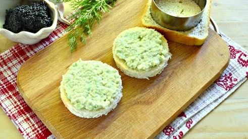 закусочные бутерброды с черной икрой и авокадо