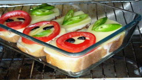 запеченные бутерброды с йогуртом и помидорами