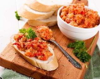 Баклажанная икра с помидорами и луком