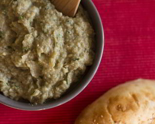 Икра из баклажанов с зеленью и оливковым маслом