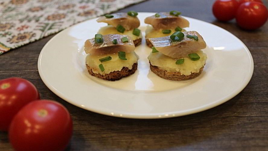 Рецепт канапе с сельдью