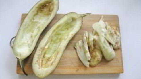 лодочки из баклажанов с сосисками