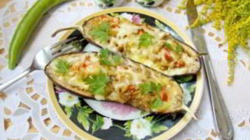 лодочки из баклажанов с сосисками