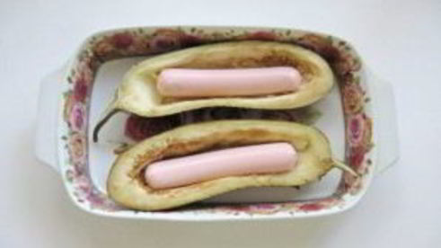 лодочки из баклажанов с сосисками