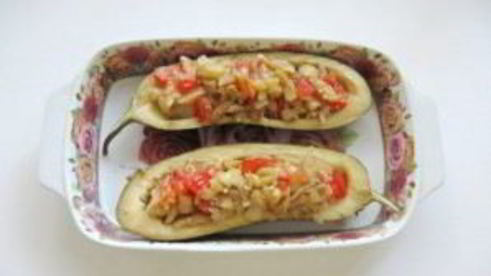 лодочки из баклажанов с сосисками