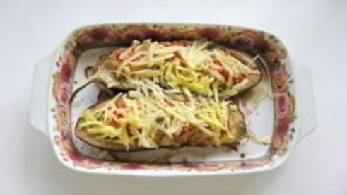 лодочки из баклажанов с сосисками