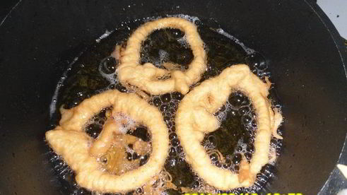 луковые колечки в кляре золотистые