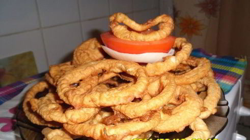 луковые колечки в кляре золотистые