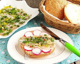 Маринованная корюшка с зеленью и перцем чили