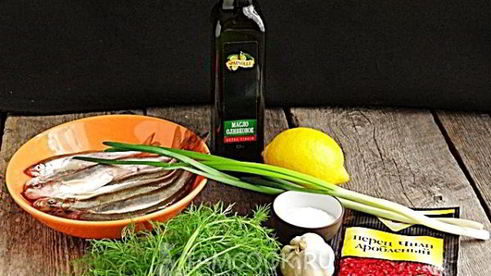 маринованная корюшка с зеленью и перцем чили