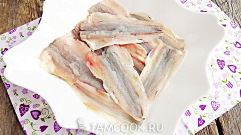 маринованная корюшка с зеленью и перцем чили