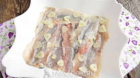 маринованная корюшка с зеленью и перцем чили