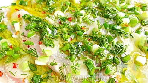 маринованная корюшка с зеленью и перцем чили