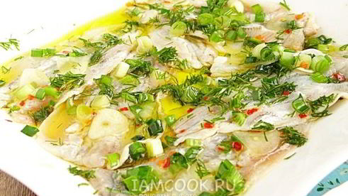 маринованная корюшка с зеленью и перцем чили