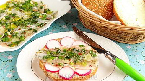 маринованная корюшка с зеленью и перцем чили