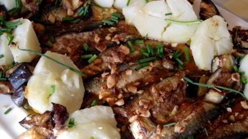 маринованная скумбрия с картофелем и овощами