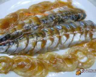 Маринованная скумбрия с томатным соусом