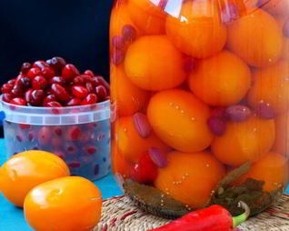 Маринованнные желтые помидоры с кизилом