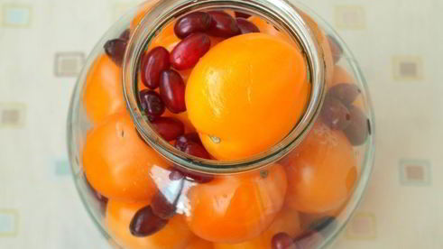 маринованнные желтые помидоры с кизилом