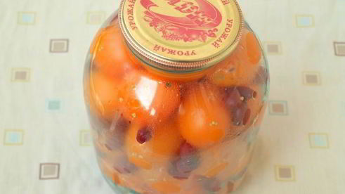 маринованнные желтые помидоры с кизилом