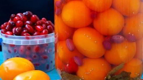 маринованнные желтые помидоры с кизилом