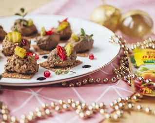 Новогодняя закуска на крекерах
