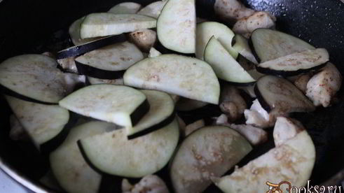 баклажаны с курицей в омлете