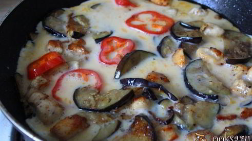 баклажаны с курицей в омлете