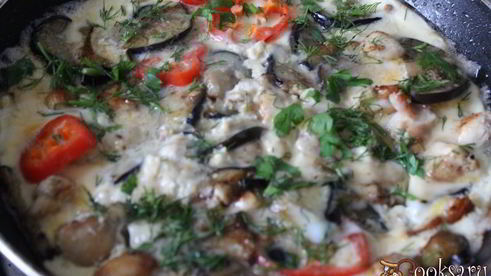 баклажаны с курицей в омлете