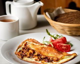 Деревенский омлет с лисичками и луком