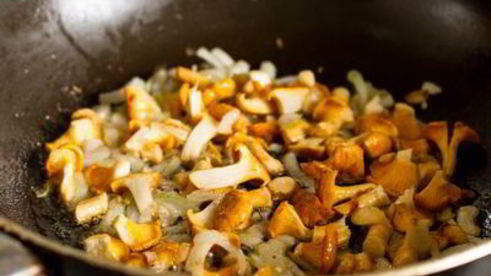 деревенский омлет с лисичками и луком